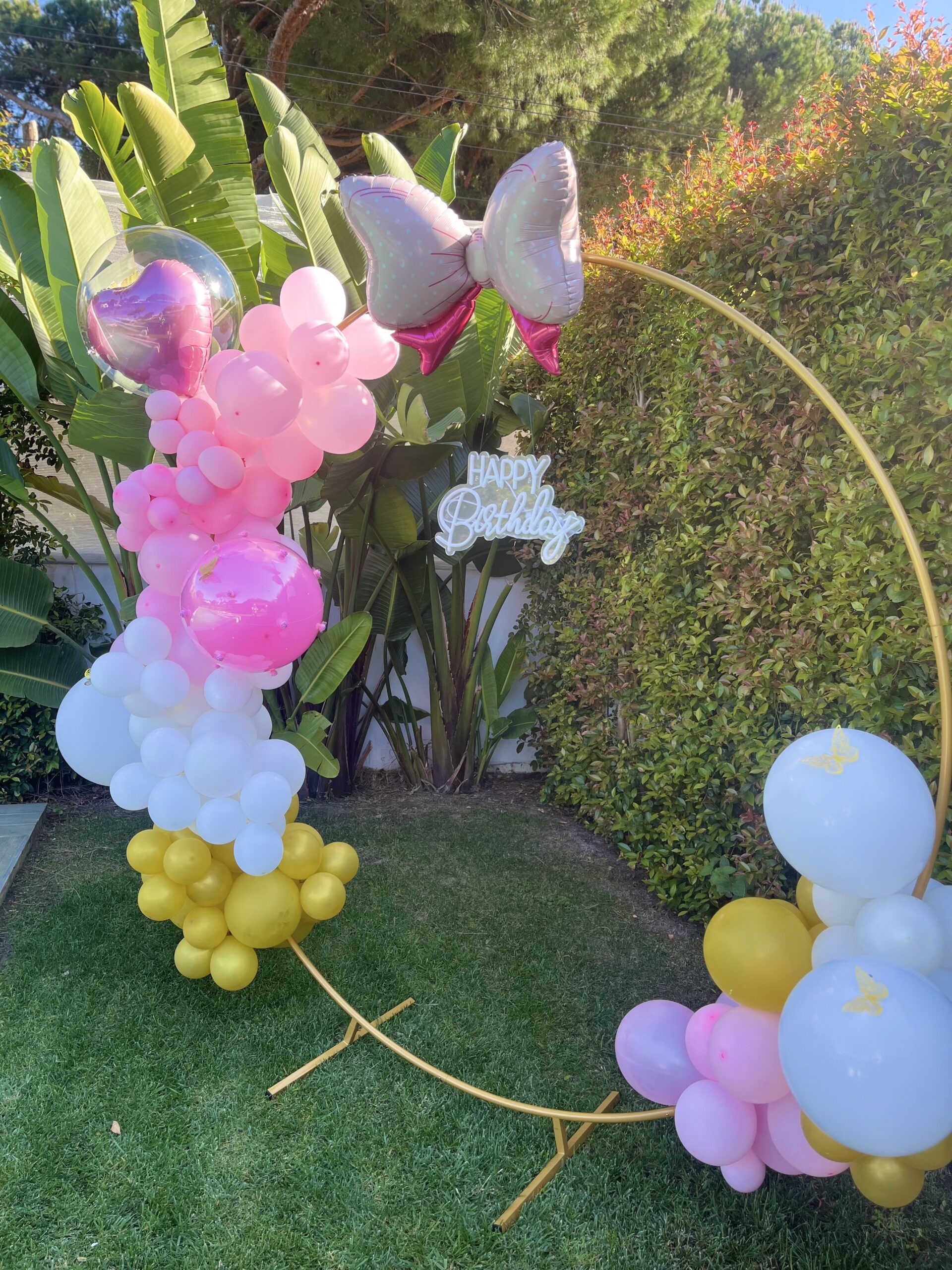 Arco com balões e happy birthday