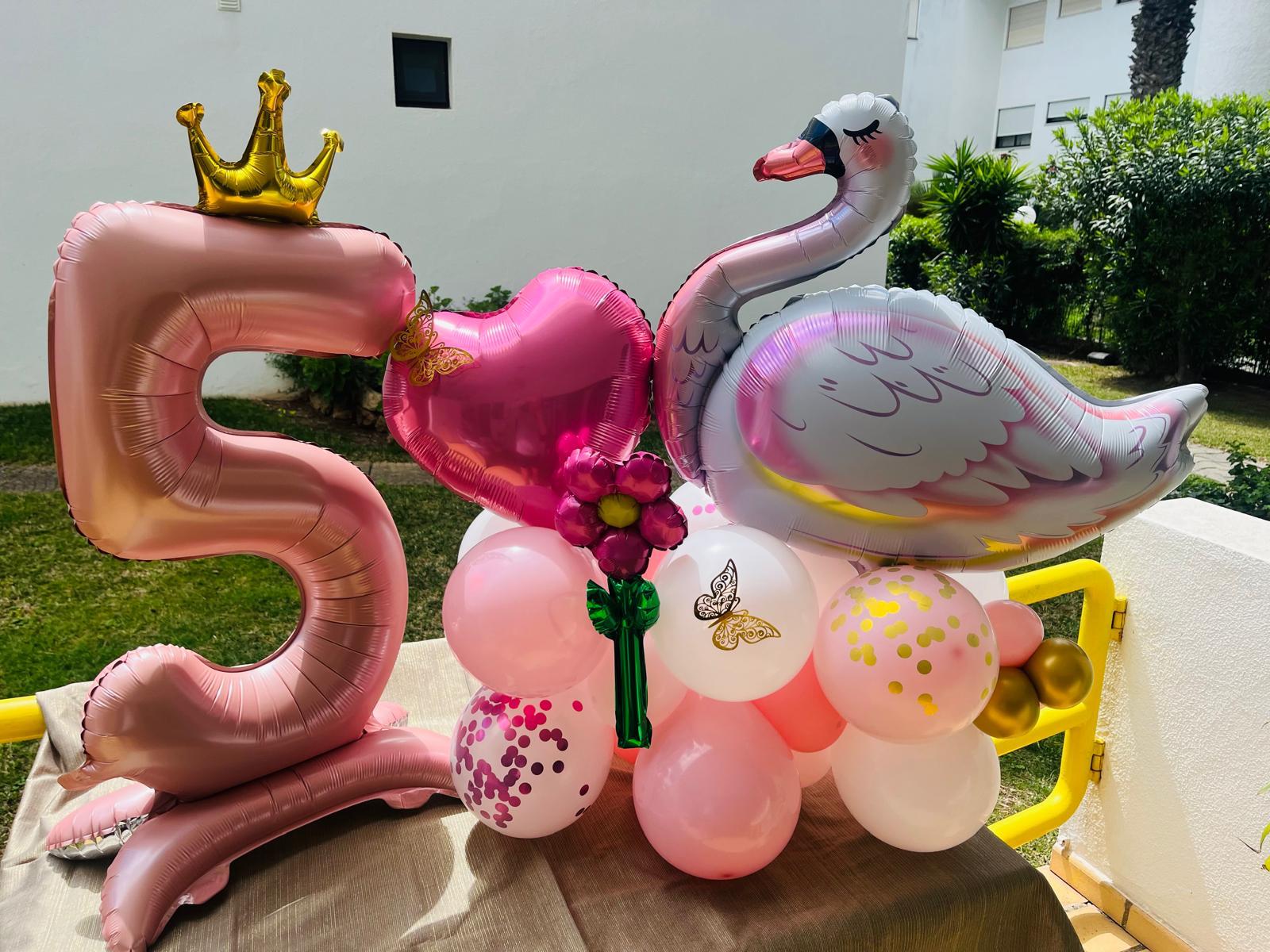 arranjo de balões aniversário e cisne e número 5