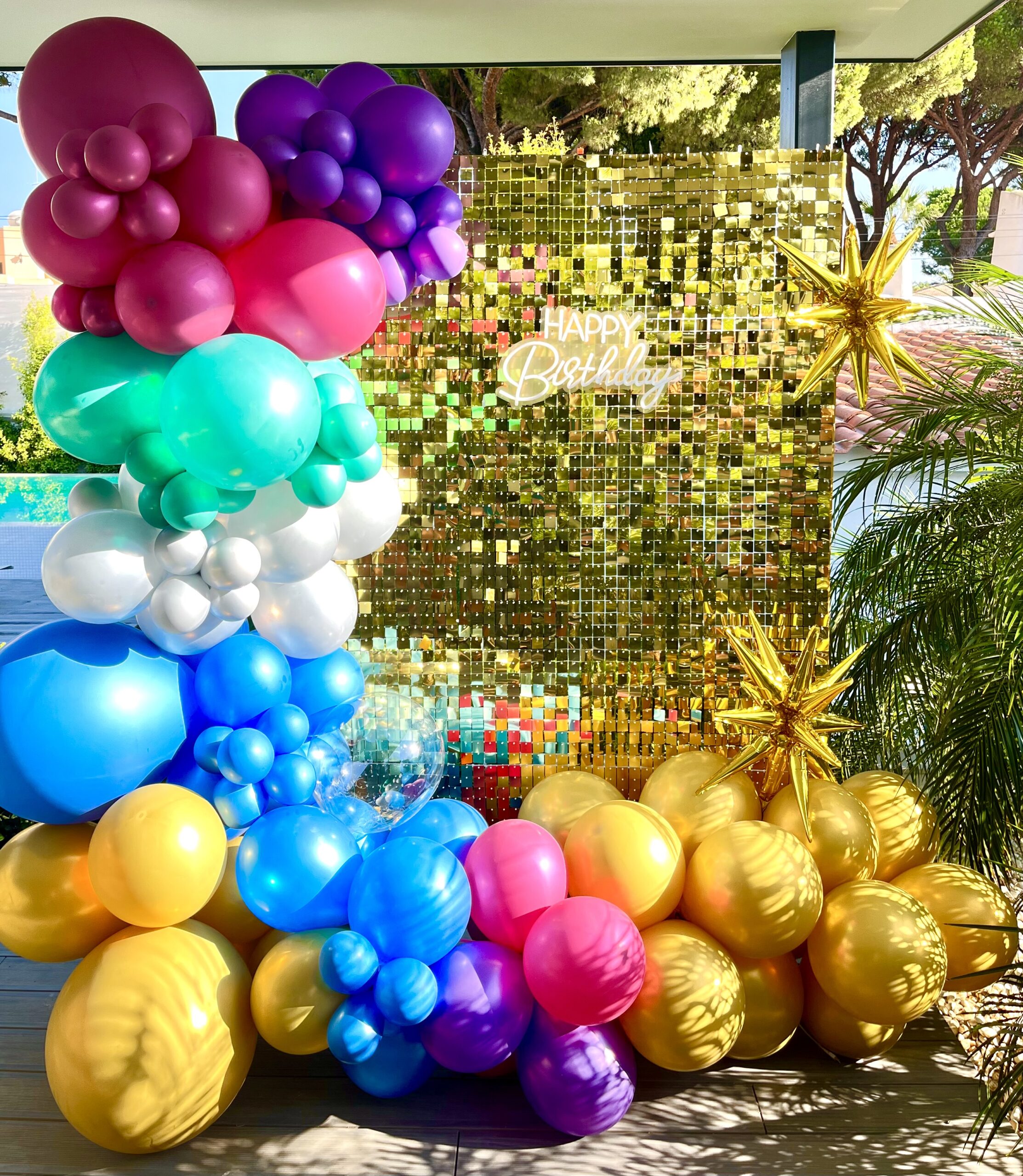 arco de balões e painel decorativo e letras happy birthday