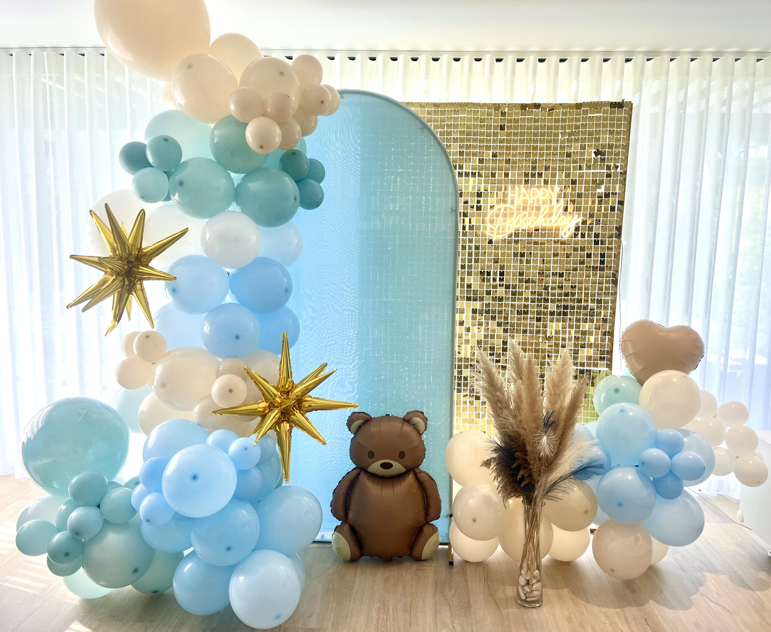 Balões arranjo festa de batizado bebé decoração, cores azuis e balão em forma de urso