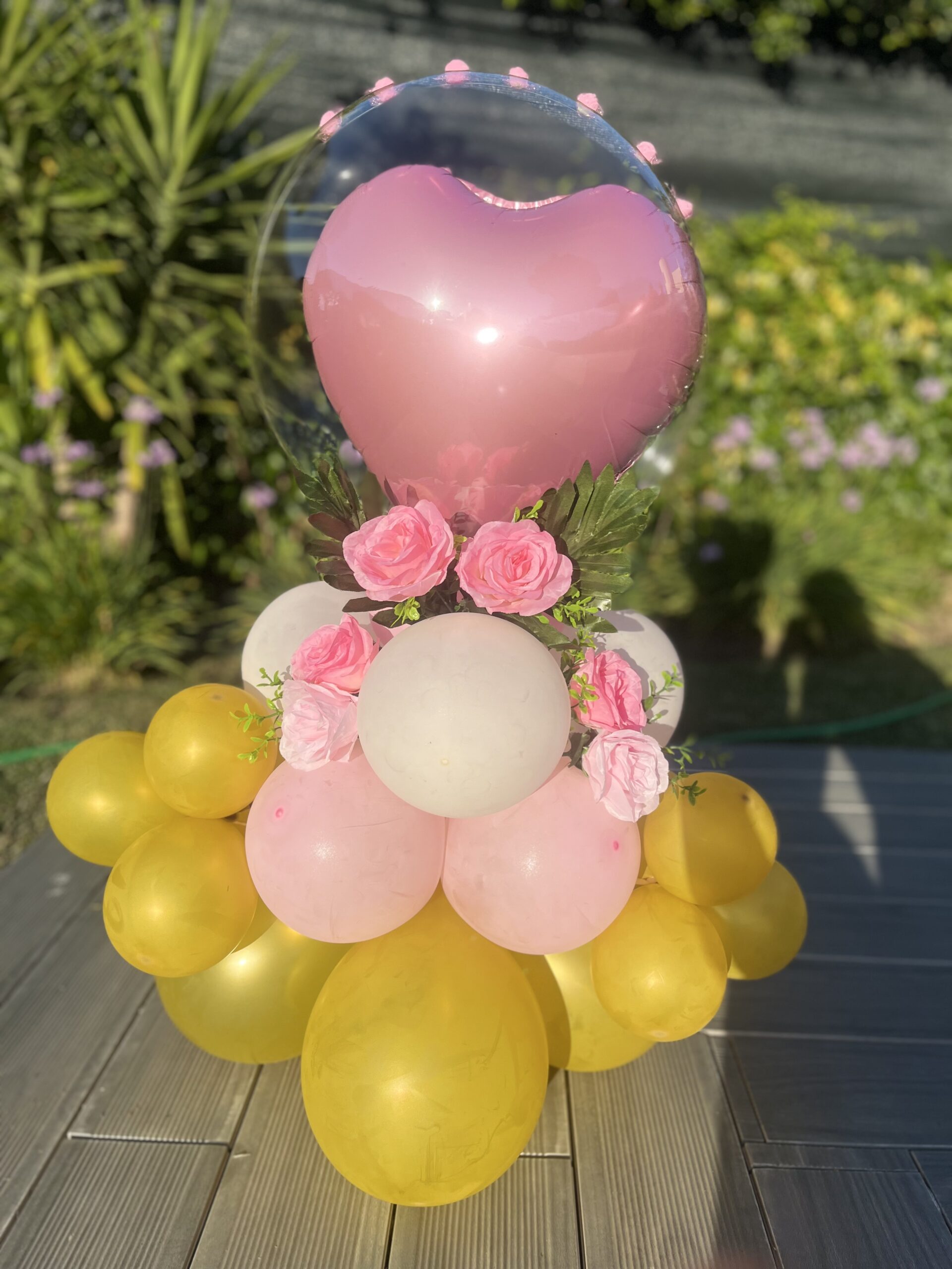 decoration of baloons for wedding table with a heart and pink color
